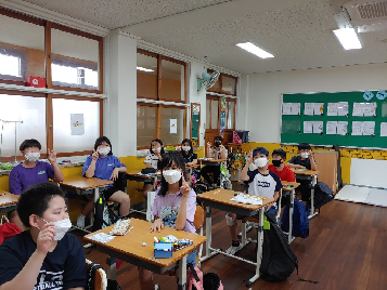B.T.S&nbsp;통합교육주간&nbsp;활동&nbsp;사진(수화체험)